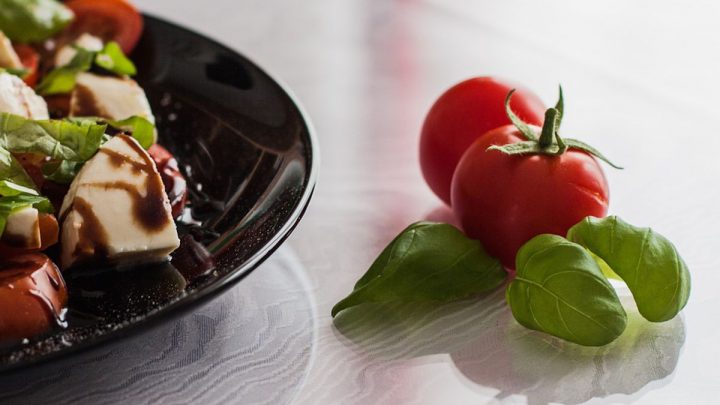 confitura salada tomate albahaca