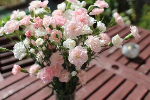 primavera mesa banquetes y bodas bouquet flores rosadas