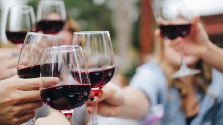 Descubre los beneficios de tomarte una copa de vino al día